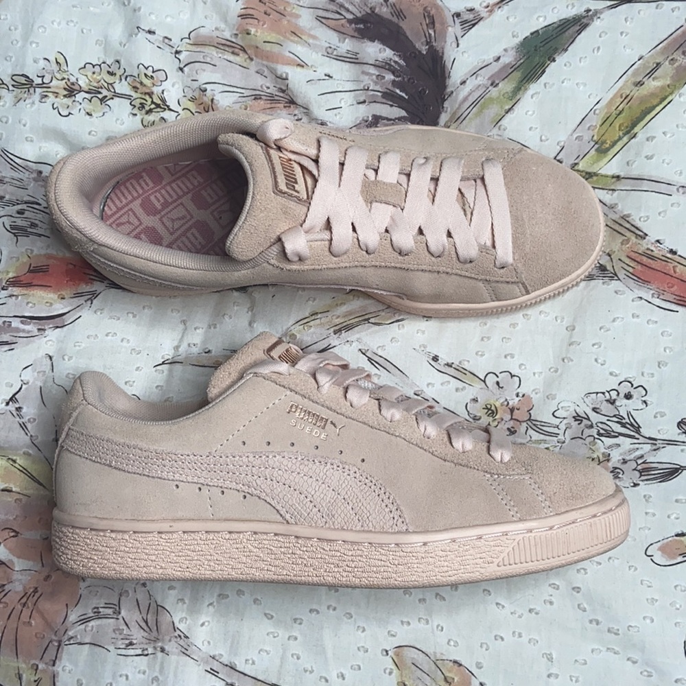 Puma Light Pink Suede Sneakers sz 8 w/ Rose Gold (worn once)